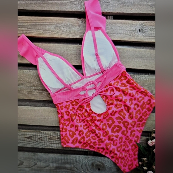 NWT  ADORABLE SEXY OPEN BACK V NECK MONOKONI RUFFLE BATHING SUIT LARGE - Picture 5 of 11